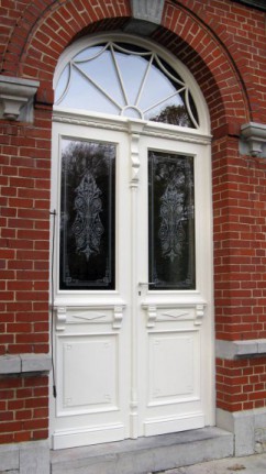 Magnifique porte de façade d'une maison de maître à La Louvière