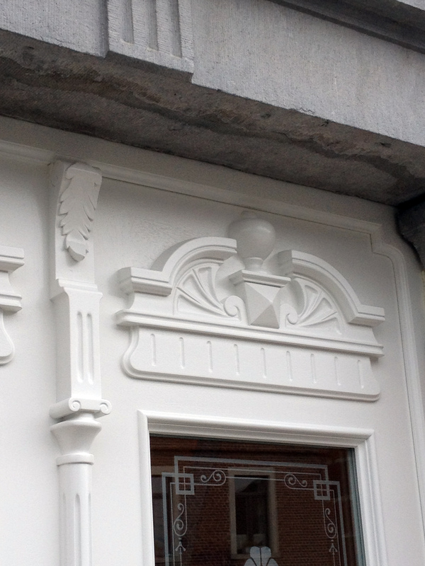 Porte d’entrée pour une maison de maître à Bruxelles - Détails des sculptures et de la mouluration